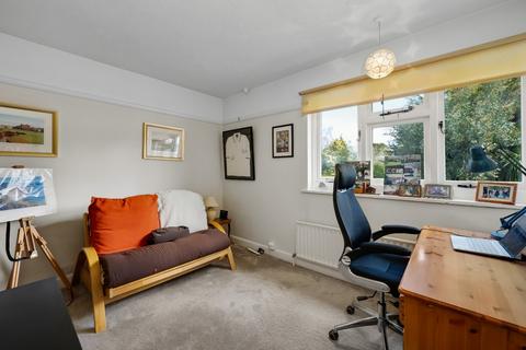 6 Oatlands Close, Weybridge, KT13 9ED