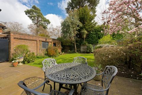 6 Oatlands Close, Weybridge, KT13 9ED