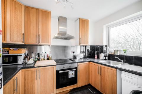2 bedroom flat for sale, Malcolm Way, Snaresbrook