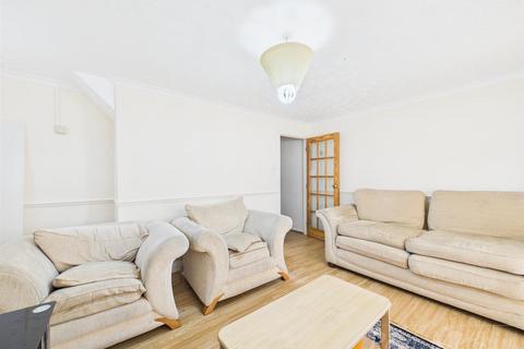 44 Kestrel Way, New Addington, Croydon, CR0 0HL