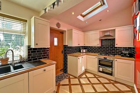14 Kirkstone Crescent, Wombourne, Wolverhampton, WV5 8EH