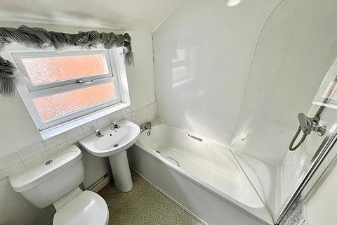 3 bedroom terraced house to rent, James Street, Grimsby, DN31