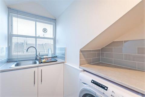 Studio to rent, Portnall Road, Queens Park