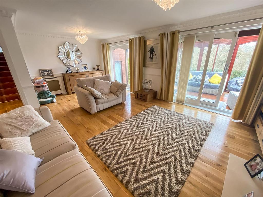 Lounge/Dining Room