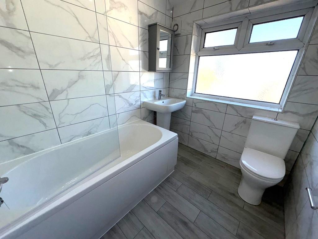 418 Eastcote Lane Bath2