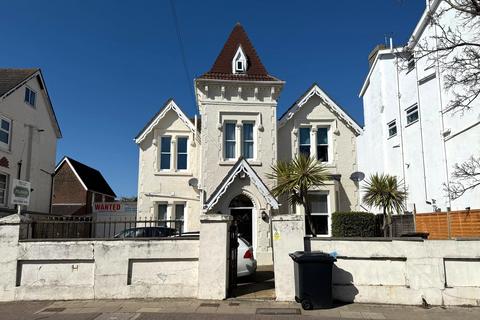 2 bedroom ground floor flat to rent, Waverley Road, Southsea Unfurnished