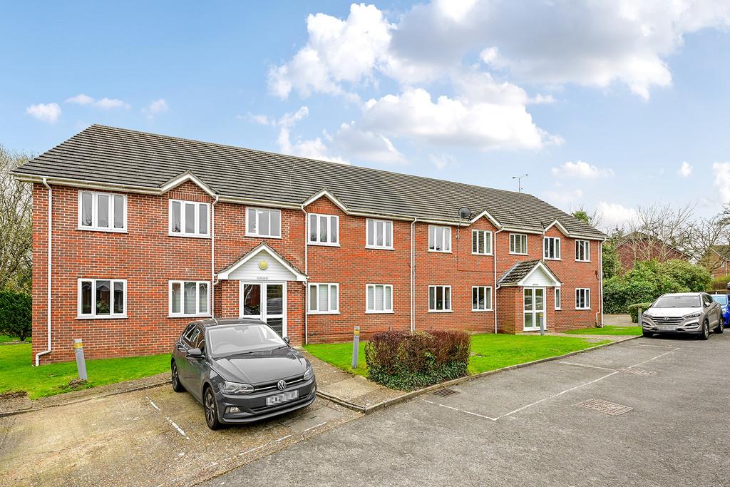 Thornfield Green, Camberley GU17 2 bed apartment - £230,000
