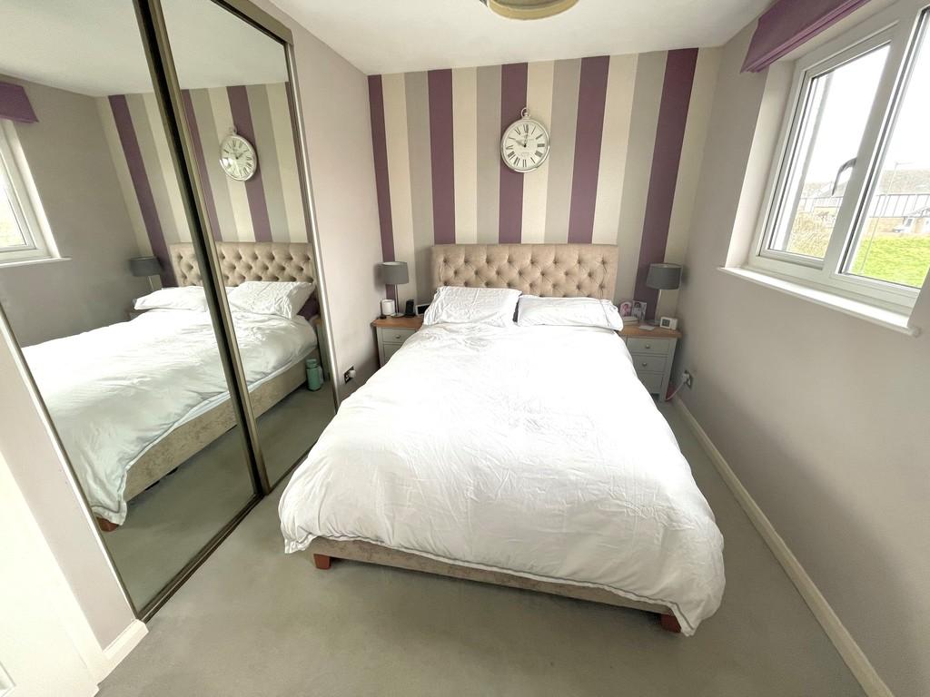 5 Compass Close Bed1 2