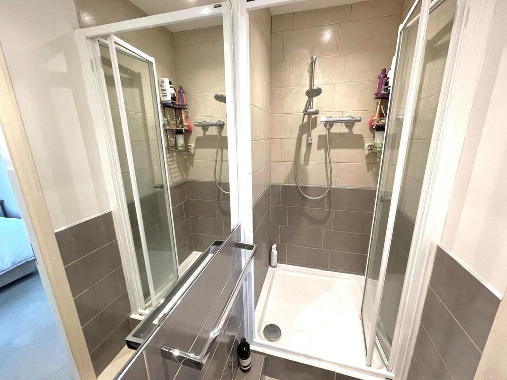 5 Compass Close En Suite
