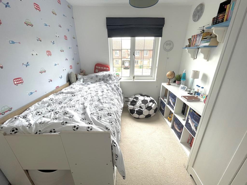 5 Compass Close Bed2