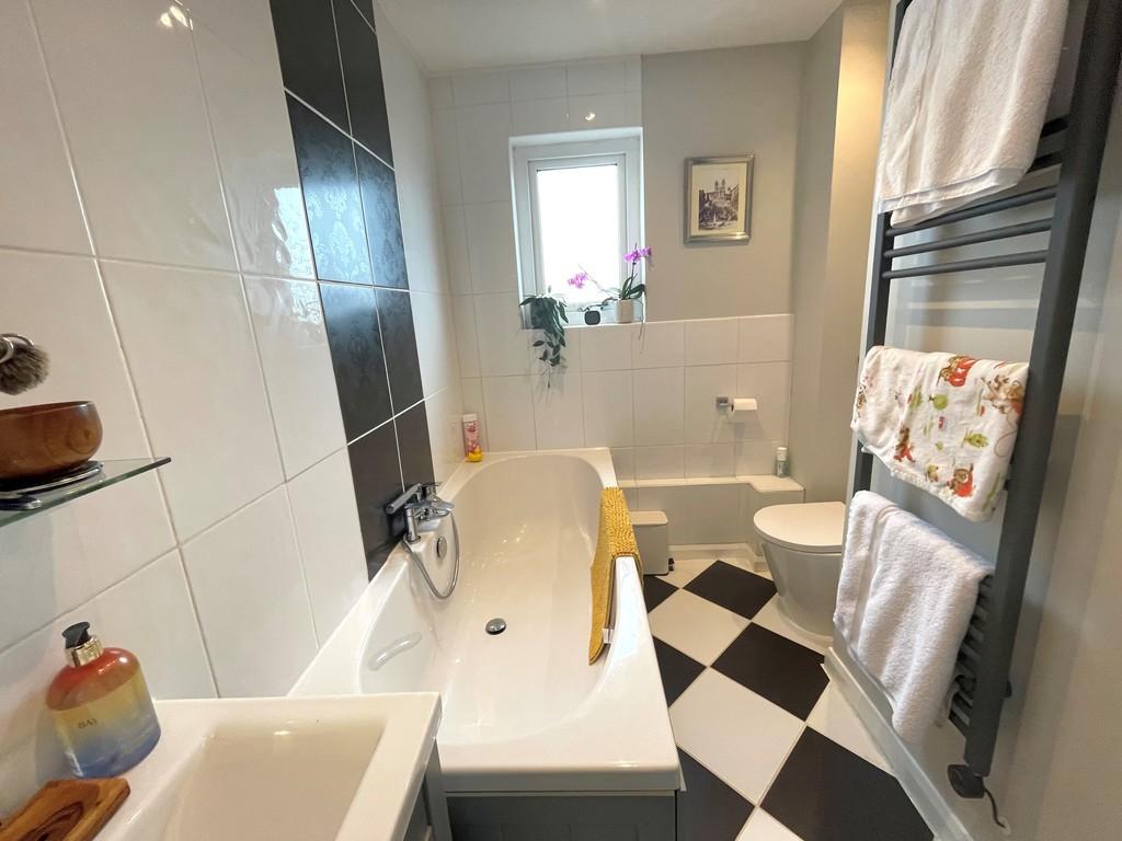 5 Compass Close Bathroom