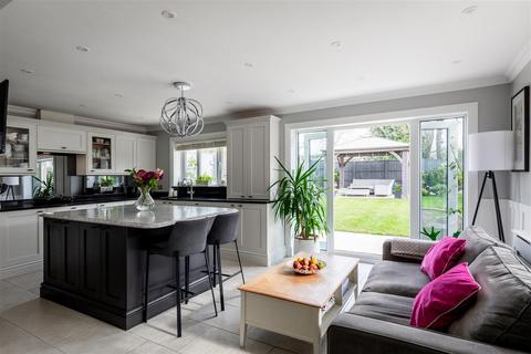 5 Ash Grove, Haywards Heath, RH16 4PZ