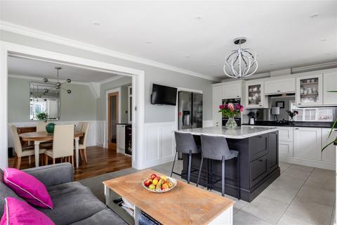 5 Ash Grove, Haywards Heath, RH16 4PZ