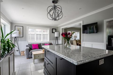 5 Ash Grove, Haywards Heath, RH16 4PZ