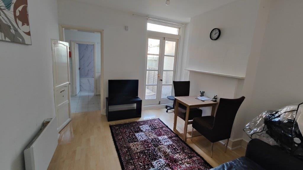 Share Of Freehold One Bed Garden Flat Off Northol