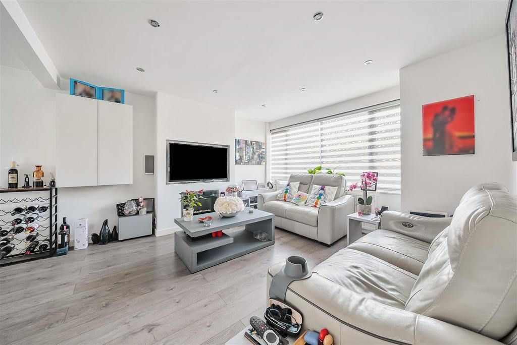 Lounge/Dining Room: