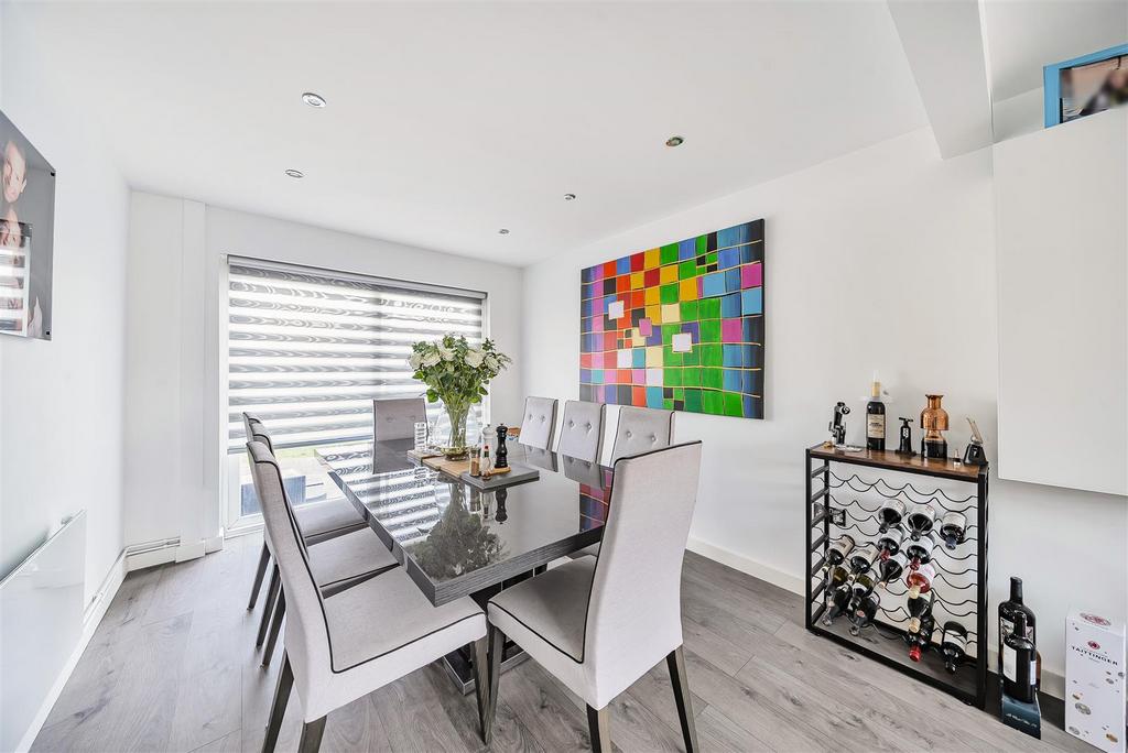 Lounge/Dining Room: