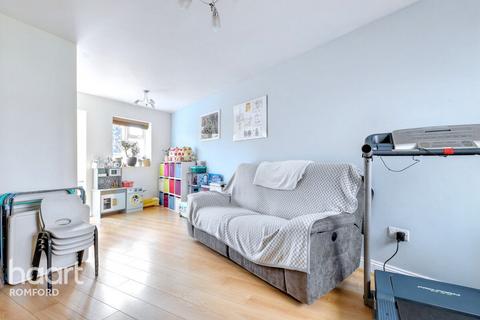 3 bedroom semi-detached house for sale, Seabrook Gardens, Romford, RM7 0EU