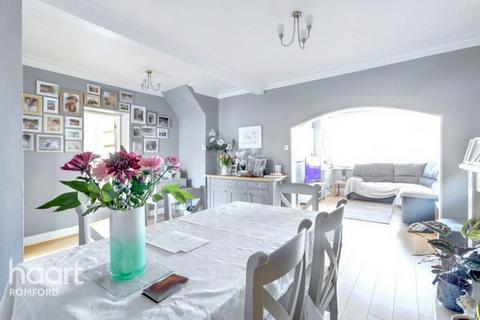 3 bedroom semi-detached house for sale, Seabrook Gardens, Romford, RM7 0EU
