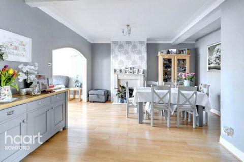 3 bedroom semi-detached house for sale, Seabrook Gardens, Romford, RM7 0EU