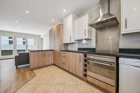 3 bedroom flat to rent, Chatfield Road, London