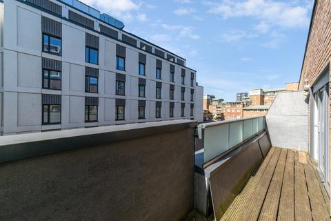 3 bedroom flat to rent, Chatfield Road, London