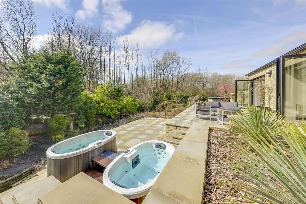 The Farmhouse - Patio &amp; Hot Tubs
