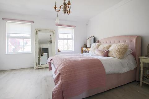 17 Abbey Drive, Dartford, DA2 7WP