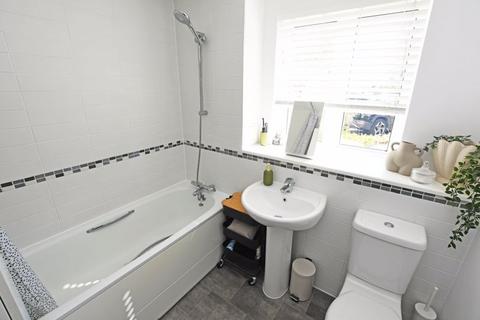 2 bedroom apartment for sale, Poynder Drive, Holborough Lakes