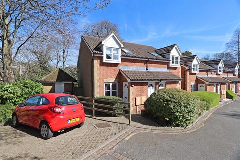 15 Rosamund Close, South Croydon, CR2 7EW