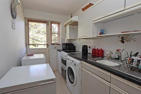 15 Rosamund Close, South Croydon, CR2 7EW