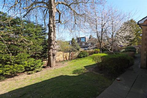 15 Rosamund Close, South Croydon, CR2 7EW