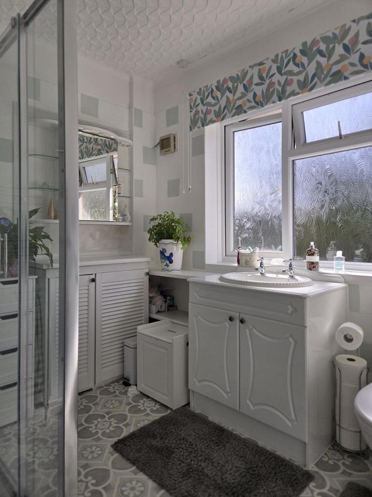 First floor Shower