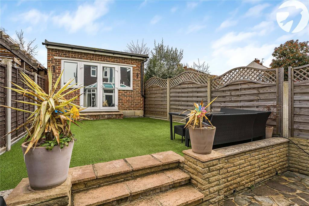 Garden +outbuilding