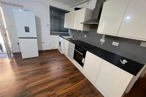 2 bedroom flat to rent, New Road, Uxbridge