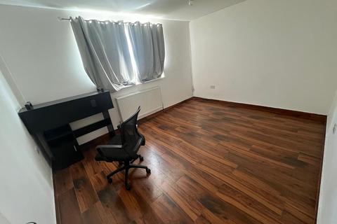 2 bedroom flat to rent, New Road, Uxbridge