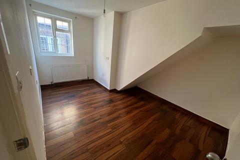 2 bedroom flat to rent, New Road, Uxbridge