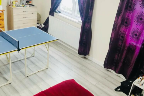 1 bedroom in a house share to rent, Marshall Close, Hounslow, TW4