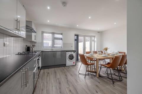 4 bedroom semi-detached house to rent, Baylis Road, Slough