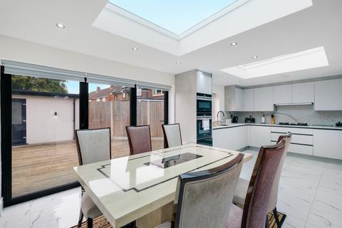 5 bedroom detached house to rent, Burnetts Road, Windsor