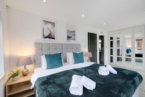 5 bedroom detached house to rent, Burnetts Road, Windsor