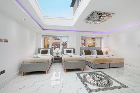 5 bedroom detached house to rent, Burnetts Road, Windsor