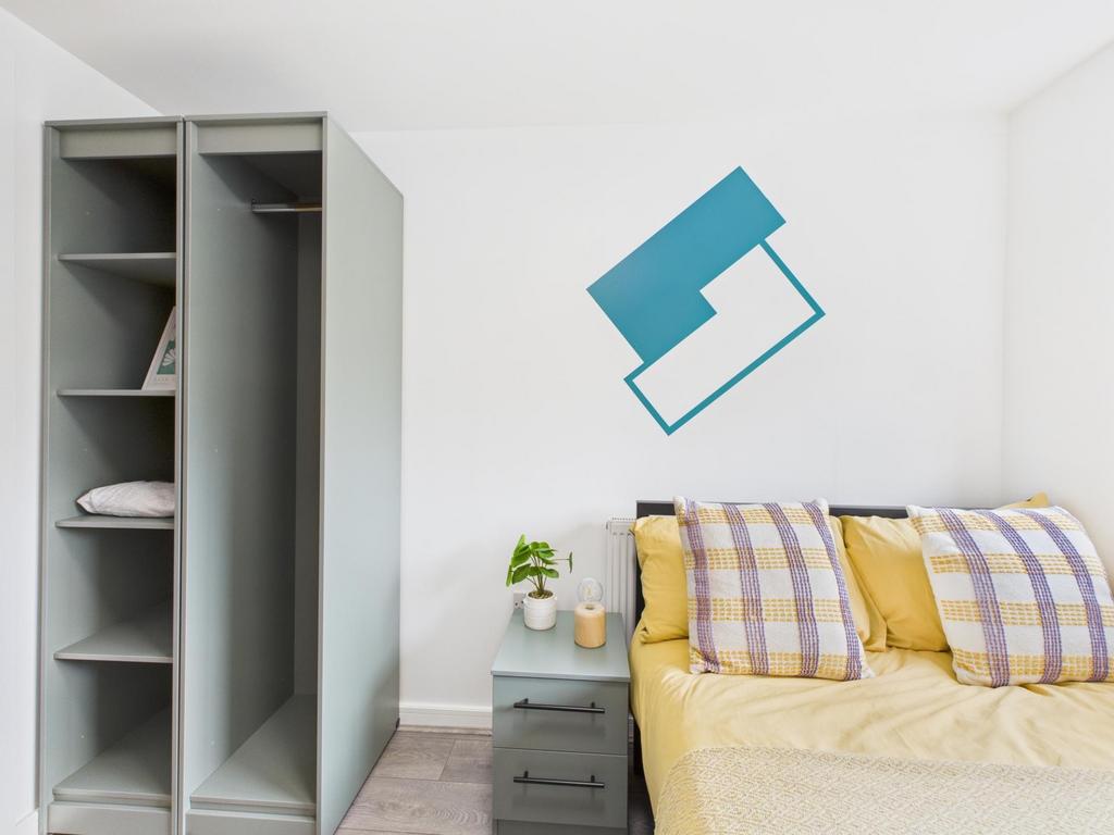 Bright, tidy bedroom with a comfortable double ...