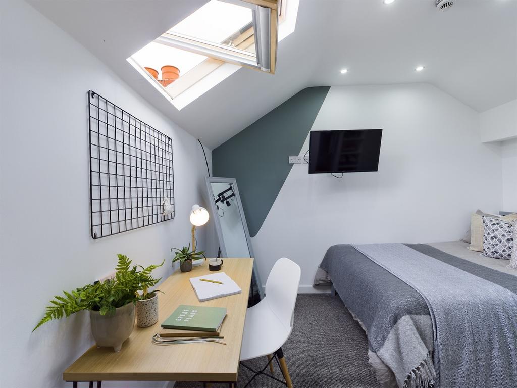 A modern and inviting double bedroom featuring ...