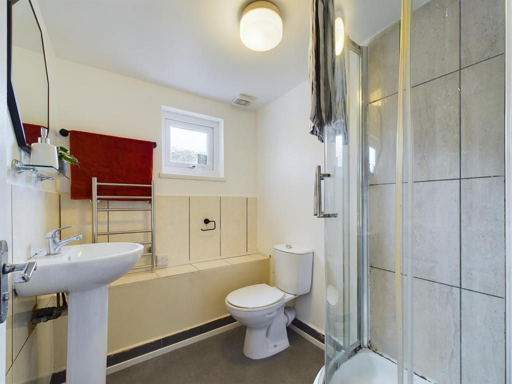 A modern and clean bathroom featuring a spaciou...