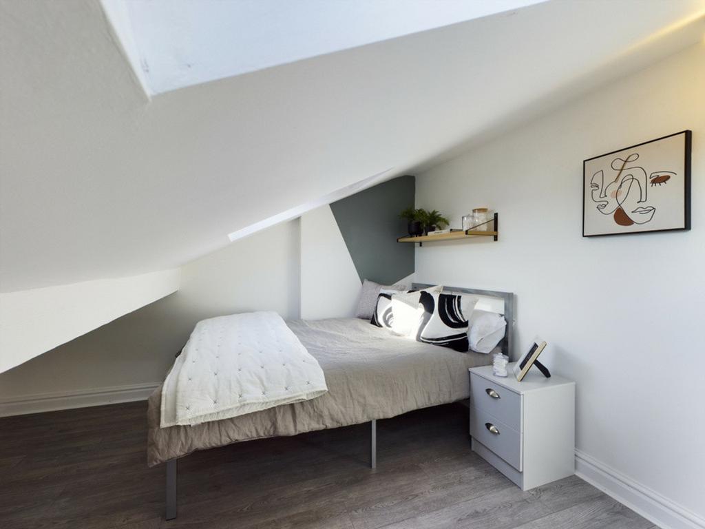 A cozy and inviting double bedroom with ample n...