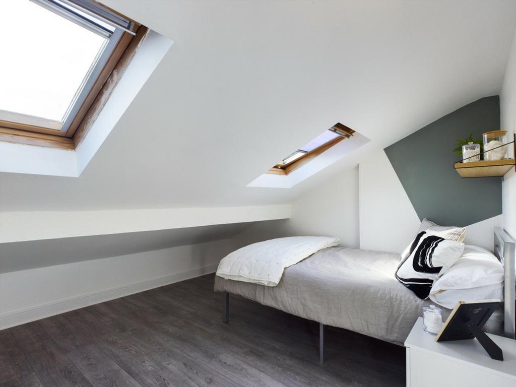 A bright and clean double bedroom with modern d...