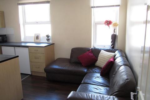 2 bedroom flat to rent, RUSKIN AVENUE, Manchester M4