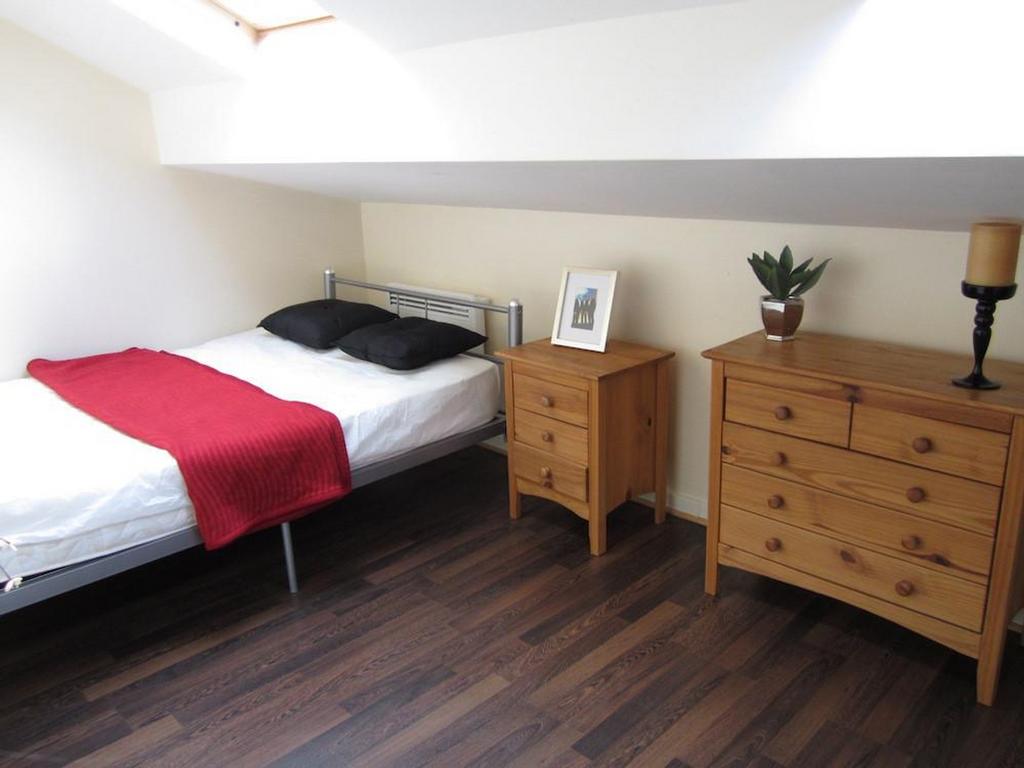 A cozy double bedroom featuring a comfortable b...