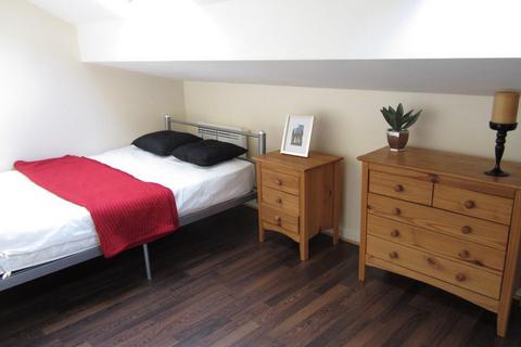 2 bedroom flat to rent, RUSKIN AVENUE, Manchester M4